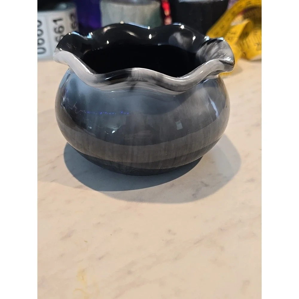 Handmade Resin Black White Wavy Edge Bowl  659‎